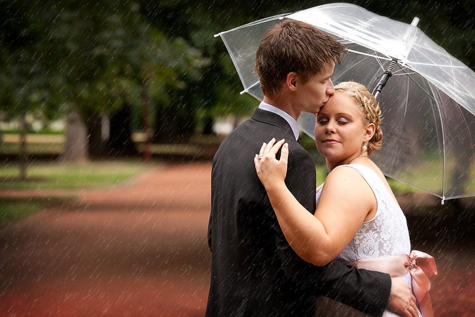 wedding-couple-trees-scenery-subtle-unbrella-wet-park-ballarat-infocus-photography