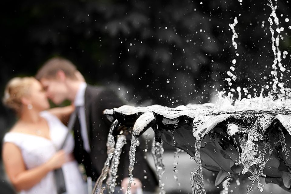 wedding-eyes-kiss-couple-bride-groom-embrace-marriage-love-fountain-infocus-photography