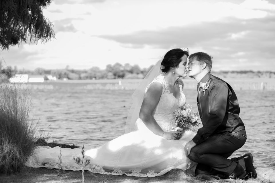 wedding-photography-ballarat-infocus-lakewendouree-lake-water-soft-kiss-bride-groom-water
